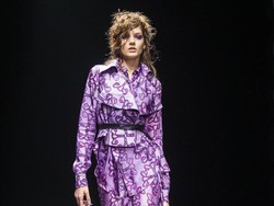 Gaun Gambar Rahim Wanita Ditampilkan di Fashion Show Stockholm