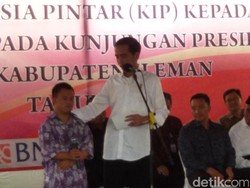 Bagikan KIP di Sleman, Jokowi: Kalau untuk Beli Pulsa Dicabut!