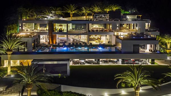 Garasi Mobil Super Mewah California