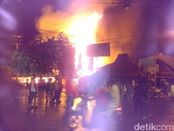 Kebakaran Pasar Krempyeng Gresik Padam, Petugas Lakukan Pendinginan