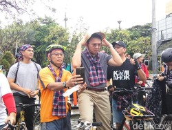 Diguyur Hujan, Ahok Bersepeda di Menteng