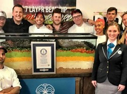 Rekor Saus Celupan 7 Lapis Terbesar di Dunia Dipecahkan The Rock