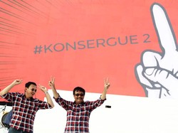 Gaya Milenial Ahok dan Djarot Saat Adu Jago Flip Bottle