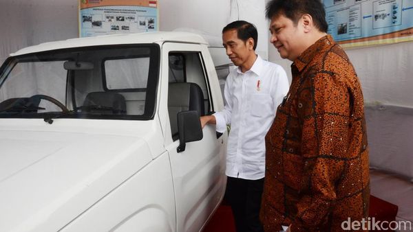 Senyum Jokowi Lihat Mobil Pedesaan