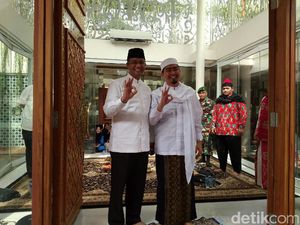 Anies Ikut Pengajian Bulanan di Kediaman Ustaz Solmed