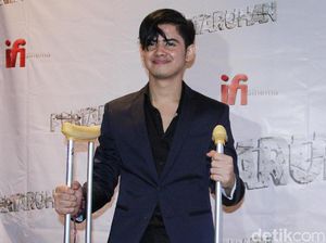 Pakai Tongkat, Aliando Tetep Ganteng Lho Girls!