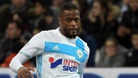 Patrice Evra dipecat Marseille usai insiden dengan fans November lalu. Evra yang tak terima dilecehkan menendang fans tersebut. (AFP/ANNE-CHRISTINE POUJOULAT)