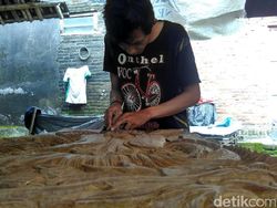 Manfaatkan Limbah, Perajin Asal Blitar Raup Untung Puluhan Juta