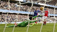 Gawang Arsenal kembali kebobolan di menit ke-53. Gawang yang dikawal Cech dibobol oleh Eden Hazard. Pool/John Sibley/Reuters/detikFoto.