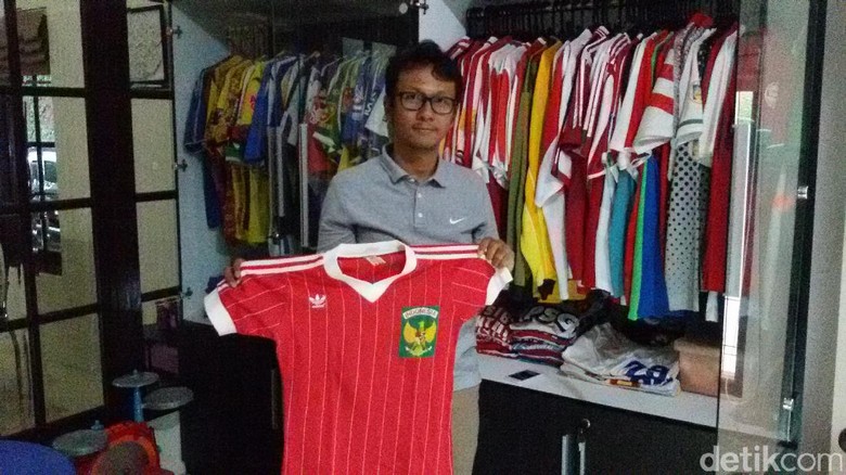 Cintai Sepakbola Nasional, Dosen UGM Ini Koleksi Jersey Klub Lokal dan Timnas Cintai Sepakbola Nasional, Dosen UGM Ini Koleksi Jersey Klub Lokal dan Timnas