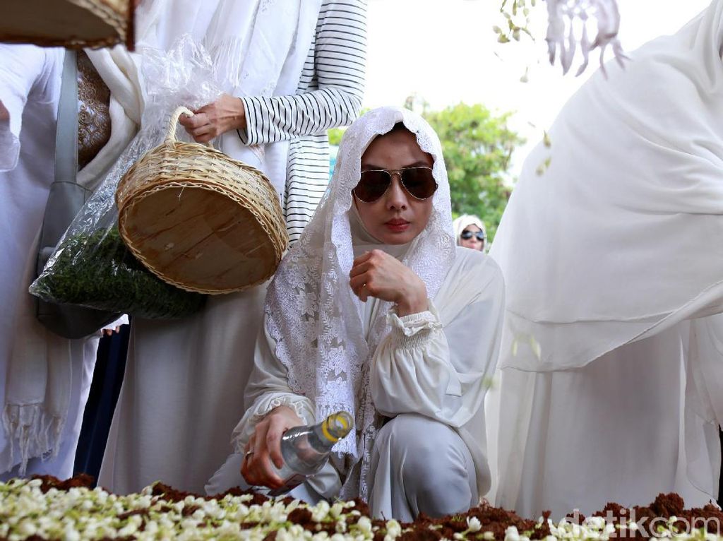 Suasana Pemakaman Ibunda Terry Putri Suasana Pemakaman Ibunda Terry Putri