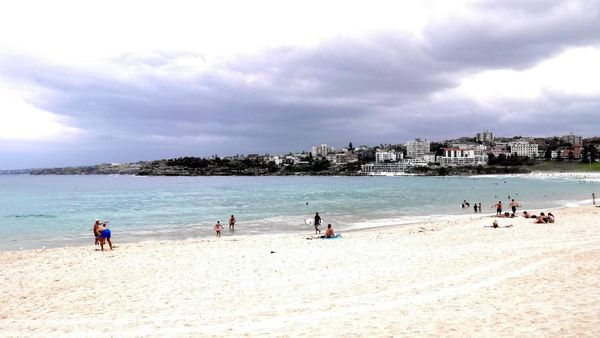 Pasir Putih & Bule Berbikini, Inilah Pantai Bondi di Sydney