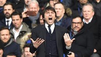 Antonio Conte memberikan pengarahan kepada para pemain Chelsea. Pool/Hannah McKay/Reuters/detikFoto.
