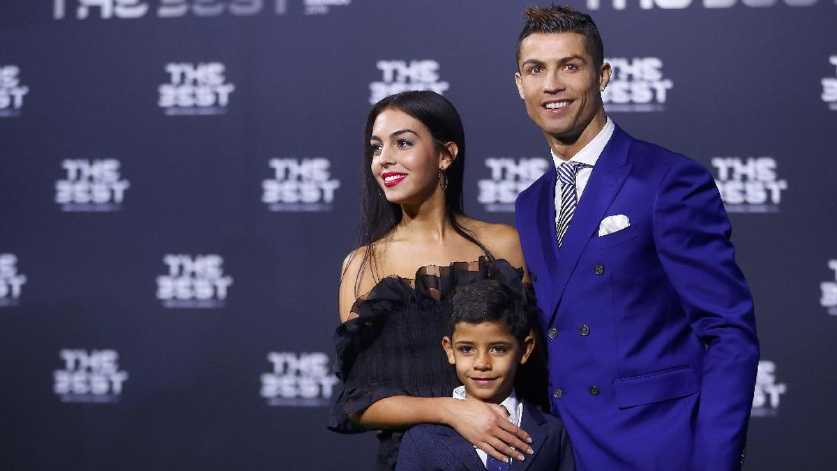 Cristiano Ronaldo, Georgina Rodriguez, dan Cristiano Ronaldo Jr. (REUTERS/Arnd Wiegmann)