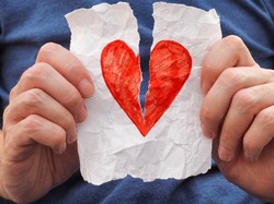 Menyobek Foto Mantan Bisa Dapat Sayap Ayam Goreng Gratis di Restoran Ini