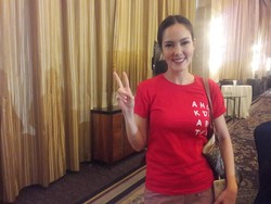 Cantik Berkaus Merah, Cathy Sharon Ingin Bantu Ahok Tangkal Hoax