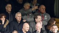 Arsene Wenger hanya bisa menyaksikan laga dari tribun penonton karena masih menjalani periode hukuman larangan menemani timnya bermain di pinggir lapangan. Pool/John Sibley/Reuters/detikFoto.