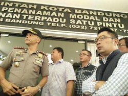 Ditemani Ridwan Kamil, Kapolres Buka Police Line di Kantor DPMPTSP
