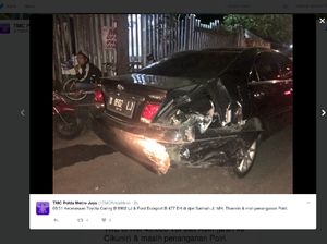 Mobil Ford Tabrak Camry di Depan Sarinah, Jakarta Pusat