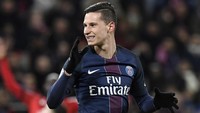 Julian Draxler jadi pemain PSG lainnya yang dikabarkan bakal hengkang menyusul kehadiran Neymar dan Kylian Mbappe nantinya. Beberapa klub dikabarkan sudah meminati gelandang asal Jerman itu (PHILIPPE DESMAZES/AFP)