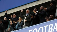Pemilik klub Chelsea, Roman Abramovich merayakan gol pertama The Blues yang dicetak oleh Marcos Alonso. Pool/John Sibley/Reuters/detikFoto.