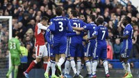 Para pemain Chelsea merayakan gol yang dicetak oleh Cesc Fabregas di menit ke-85. Dengan hasil ini, Chelsea masih kokoh di puncak klasemen dengan 59 poin dari 24 pertandingan. Sementara itu, Arsenal terpaku di urutan ketiga dengan 47 poin. Pool/Hannah McKay/Reuters/detikFoto.