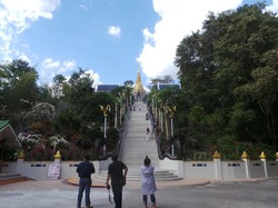 Pagoda Cantik di Perbukitan Thailand