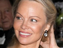 Ada Tragedi, Pamela Anderson Tinggalkan Makeup Glamor dan Tampil Lebih Alami