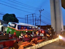 Akibat Rem Blong, Bus Mayasari Tabrak Tiang Listrik di Petukangan