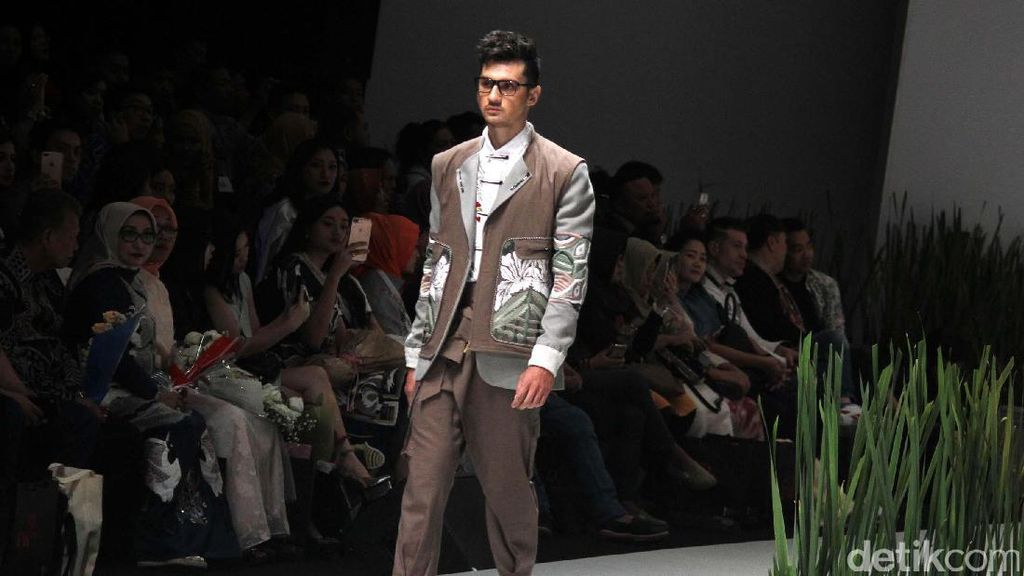 Busana Ariy Arka Ramaikan IFW 2017 Busana Ariy Arka Ramaikan IFW 2017