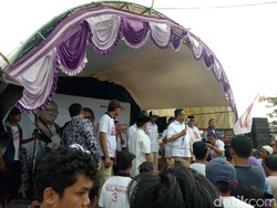 Warga Penjaringan Curhat soal SLB ke Anies Baswedan