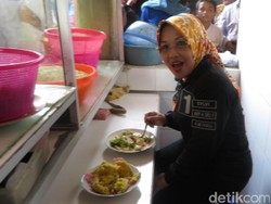 Gerilya ke Bidaracina, Sylviana Mampir Cicipi Asinan Betawi