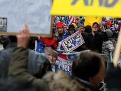 Massa Pro dan Anti-Trump Saling Ejek di New York