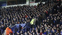 Para pendukung Leicester meninggalkan stadion sebelum laga usai. Reuters / Carl Recine.
