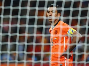 Van Bronckhorst Masih Berpotensi Jadi Pelatih Timnas Indonesia