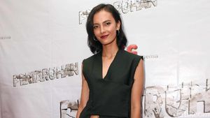 Widika Sidmore Pamer Perut Seksi