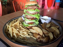 Dino Steak & Pasta: Seru dan Mantap! Godzila Burger Berisi 5 Tumpuk Patty Seberat 1 Kg!