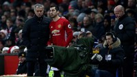 Henrikh Mkhitaryan tahu betul tidak enaknya berselisih dengan Mourinho. Gelandang Armenia itu dibekukan selama dua bulan sebelum akhirnya dilepas ke Arsenal, untuk mendapatkan Alexis Sanchez. (Foto: Jan Kruger/Getty Images)