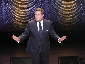Kocak! Ada-ada Saja James Corden Bikin Video Parodi Ariana Grande Kocak! Ada-ada Saja James Corden Bikin Video Parodi Ariana Grande