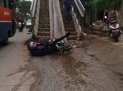 Viral Video Pemotor Terjungkal Saat Naik Jembatan Penyeberangan