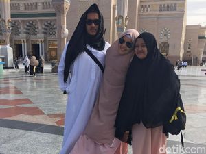 Kisah Haru Hijabers yang Ikut Dewi Sandra Umrah