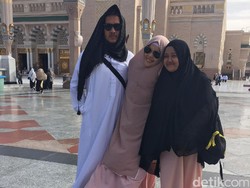 Kisah Haru Hijabers yang Ikut Dewi Sandra Umrah