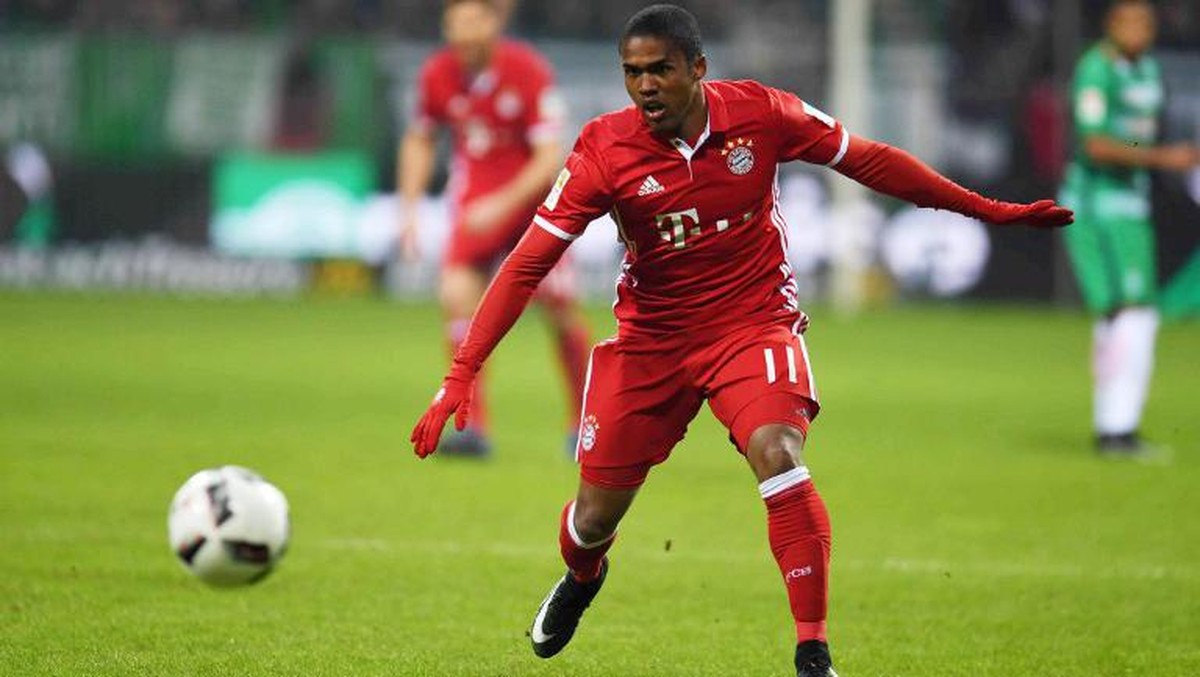 Douglas Costa sempat dikabarkan akan meninggalkan Bayern Munich (Foto: AFP PHOTO / PATRIK STOLLARZ)