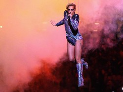 Ikut Kritik Perut Lady Gaga, Desainer Stefano Gabbana Minta Maaf