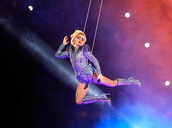 Gaya Seksi Lady Gaga Pakai Body Suit Versace di Super Bowl