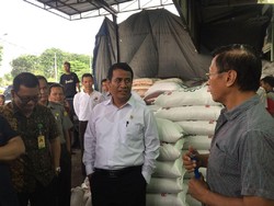 Mentan Sidak Ke Pasar Cipinang, Harga Beras Stabil dan Stok Aman