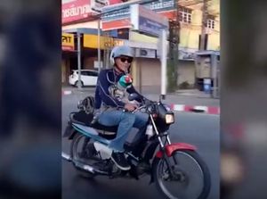 Lucu, 2 Kucing Naik Motor, Pada Pakai Helm