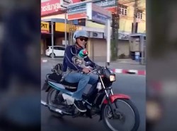 Lucu, 2 Kucing Naik Motor, Pada Pakai Helm