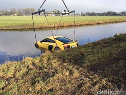 Aduh, Pengemudi Lepas Kendali, Audi R8 V10 Tercebur ke Sungai