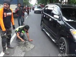 Bikers di Probolinggo Urunan Tambal Jalan yang Berlubang